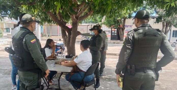 Tratando que los ciudadanos guajiros tengan mayor conciencia y no se dejen embaucar por desconocidos, quienes con engañifas les roban sus pertenencias.