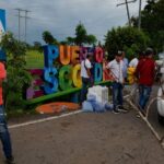 Protesta en Puerto Escondido: contratista de la vía no le paga a trabajadores