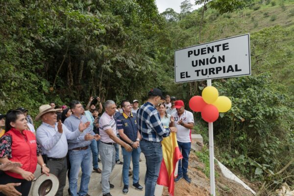 Puente vehicular y peatonal fue entregado a la comunidad rural de Combia Alta