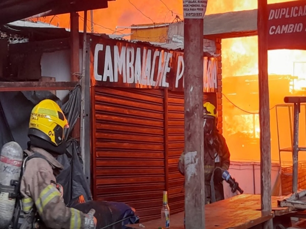 Tras el incendio de la galería Siloé "hay incertidumbre", no hubo heridos "pero muchos se quedaron sin sus negocios"