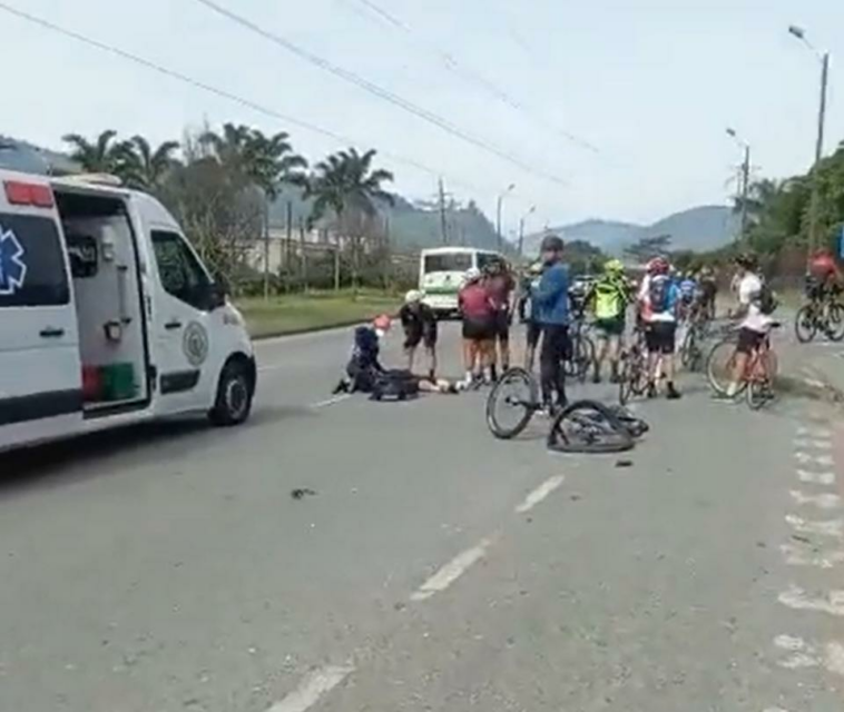 Un carro atropelló a cinco ciclistas en Antioquia y se escapó