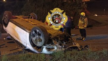 Un vehículo se volcó en la entrada a La Enea