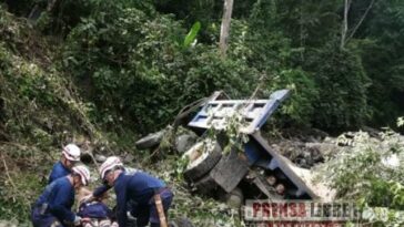 Volqueta rodó a un abismo de más de 130 metros en zona rural de Recetor