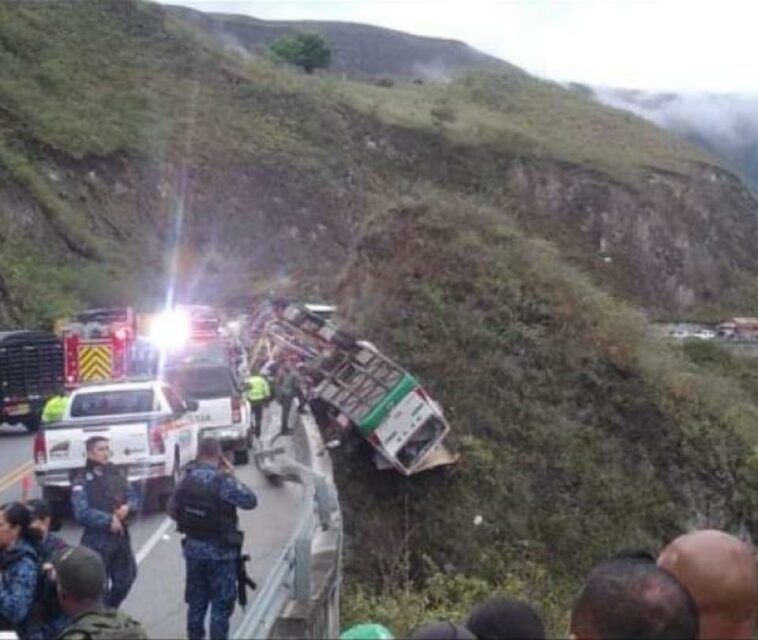 '¡El bus se quedó sin frenos!': La tragedia que dejó 20 muertos en Nariño