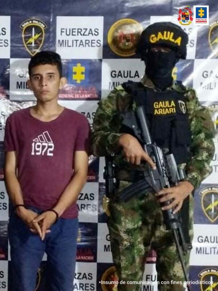 En la foto se ve el capturado esposado con camiseta y jean, custodiado por un militar del Gaula Ariari del Ejército Nacional. Detrás de ellos un banner de Fiscalía y Gaula Militar.