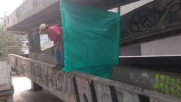 Alcaldía pide respetar cierre de puente peatonal al que le robaron barandas