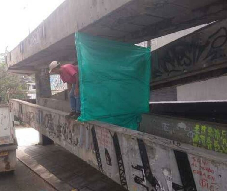 Alcaldía pide respetar cierre de puente peatonal al que le robaron barandas