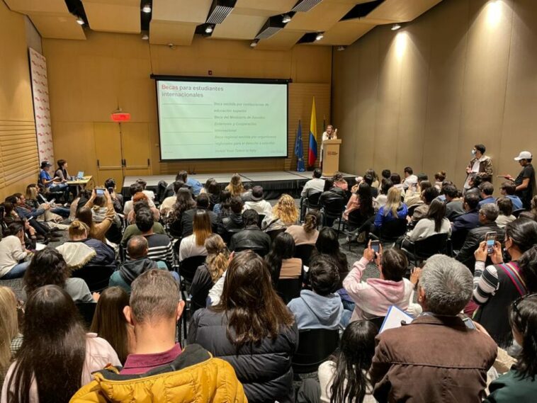 Aula Italia Entregó Más De 20 Becas A Jóvenes Colombianos