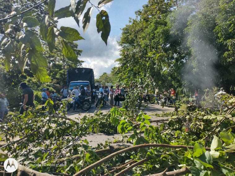 Bloqueada la troncal del occidente: habitantes de Laguneta exigen pavimentación