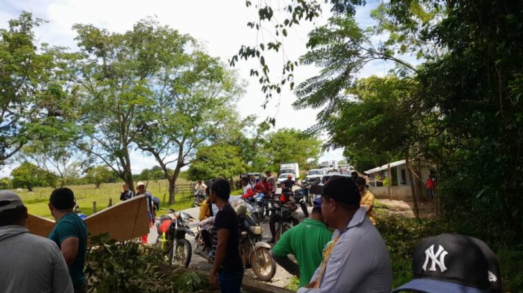 Bloquean la vía Guamal – El Banco por mal estado de la carretera