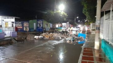 Calle principal de María Eugenia se encuentra bloqueada con escombros