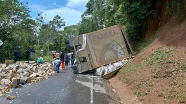 Camión cargado de cerveza se accidentó en la vía Isnos – Popayán