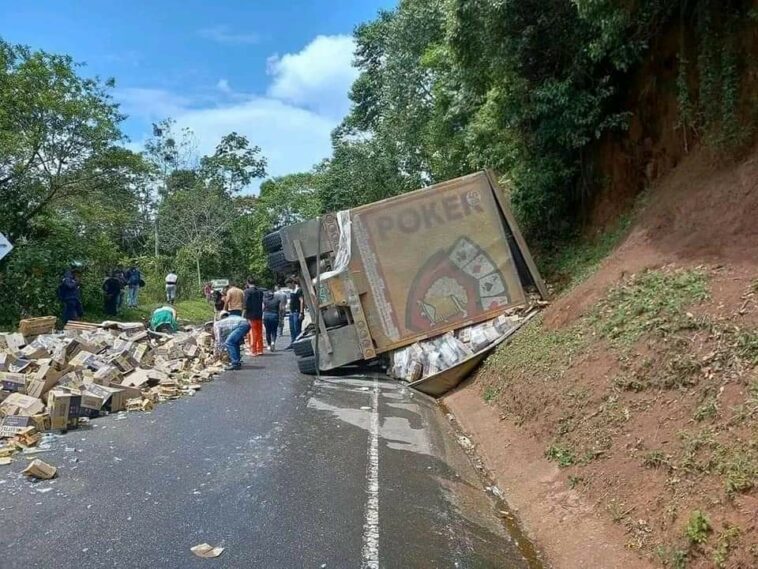 Camión cargado de cerveza se accidentó en la vía Isnos – Popayán