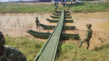 Esta es la pasarela que colocó el Ejército en el barrio tres de Abril de Uribia.