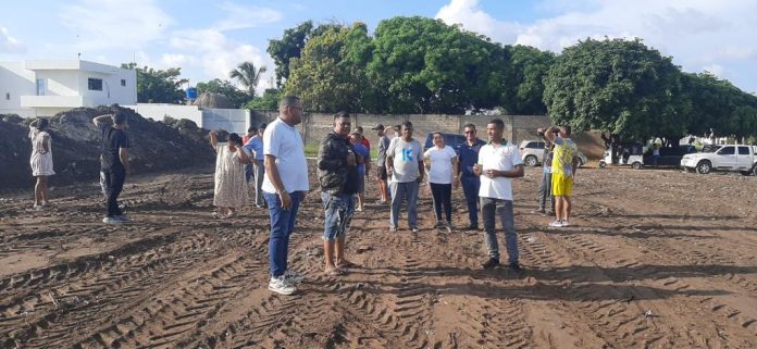 La tarea de limpiar un terreno que estaba lleno de monte y que era utilizado para cosas desagradables, fue limpiado por líderes de la comuna 5 de Maicao.