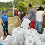 Con barricada de sacos en La Peña, Gobernación mitiga riesgo de inundación por el Guájaro