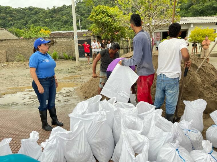 Con barricada de sacos en La Peña, Gobernación mitiga riesgo de inundación por el Guájaro