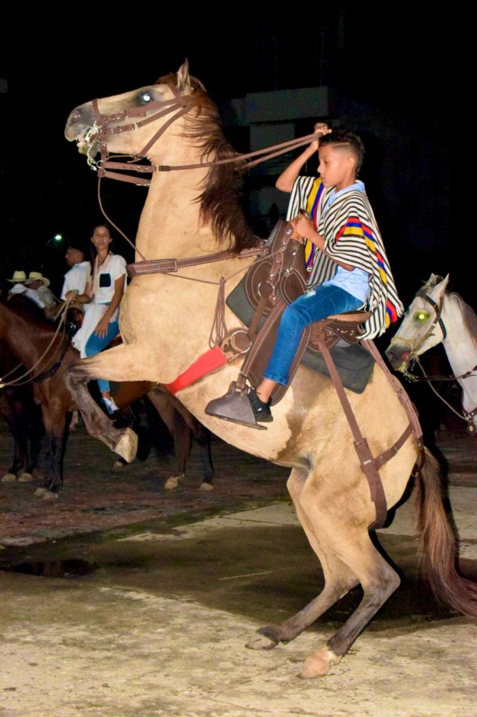 Con una cabalgata se da inicio al festival Nacional del Carbón en su versión 51