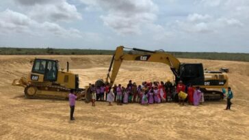 Agradecidos con los ingenieros militares, los nativos de la etnia Wayuu le mostraron su cultura a través del baile de la Yonna y sus atuendos.