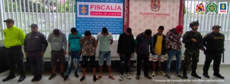 En la foto se pueden a apreciar a siete asegurados, siendo custodiados por funcionarios del CTI, Policía y Ejército. Desarticulada banda Los del Caldas dedicada al tráfico de estupefacientes