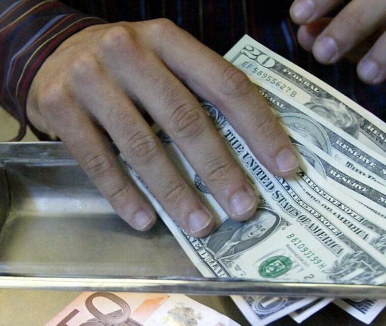 Dólar retrocede poco, pese a claridad frente a control de cambios