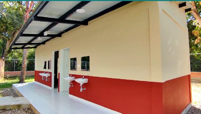 El Alcalde de Arauca reconstruyó la escuela San Emilio de la vereda Matepiña. Comunidad, docentes y alumnos le agradecieron.