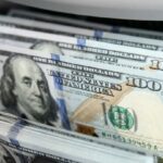 El dólar se negocia sobre 4.930 este martes