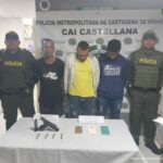 En la imagen se observa a tres hombres custodiado por dos uniformados de la Policía Nacional y en una mesa un arma de fuego incautada con celulares.