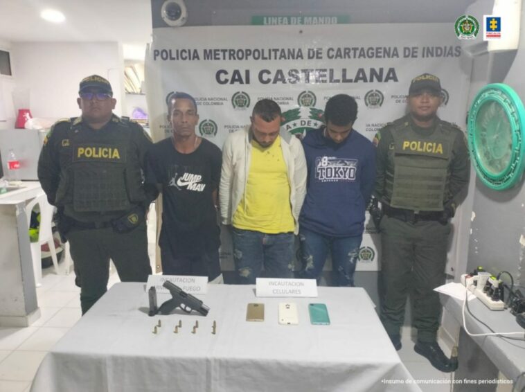 En la imagen se observa a tres hombres custodiado por dos uniformados de la Policía Nacional y en una mesa un arma de fuego incautada con celulares.