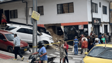 En el Centro de Manizales, una camioneta se estrelló contra una vivienda y un carro