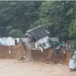 En video: una vivienda cayó en un río, tras deslizamiento por lluvias en Valle