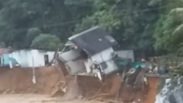 En video: una vivienda cayó en un río, tras deslizamiento por lluvias en Valle