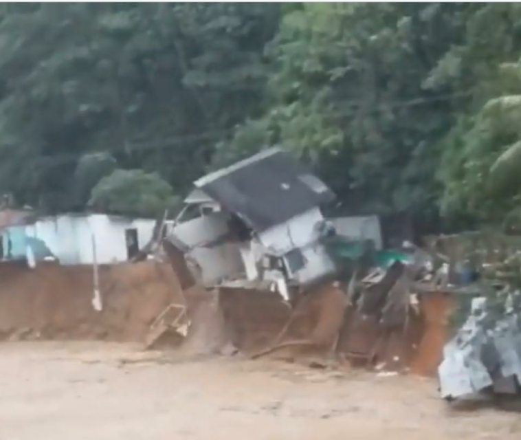 En video: una vivienda cayó en un río, tras deslizamiento por lluvias en Valle