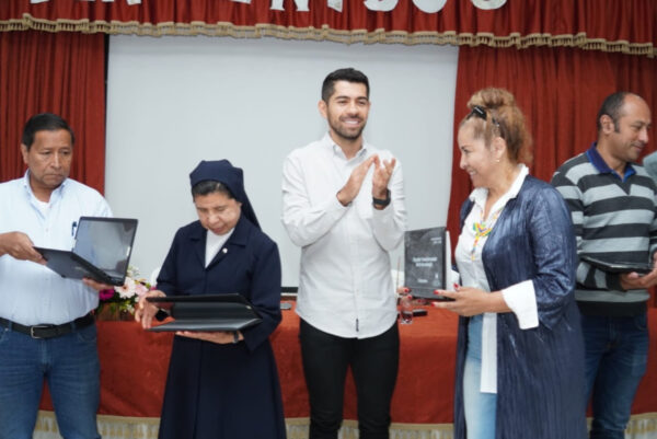 Entregan equipos tecnológicos a instituciones educativas de Risaralda