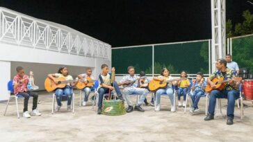 Entregan un centenar de instrumentos musicales a niños y jóvenes de las islas 
