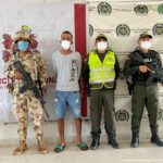 En la fotografía aparece un hombre capturado, junto a personal de la Policía Nacional y el Ejército. En la parte posterior de la imagen se ve un banner del Ejército y la Policía.