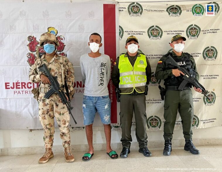 En la fotografía aparece un hombre capturado, junto a personal de la Policía Nacional y el Ejército. En la parte posterior de la imagen se ve un banner del Ejército y la Policía.