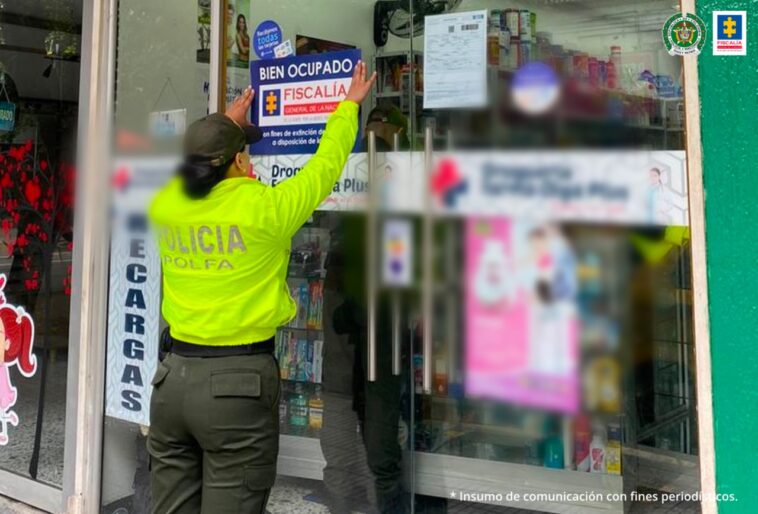 En las imágenes observa a uniformados de la policía nacional al interior de establecimientos de comercio en los que, al parecer, se vendían medicamentos adulterados o respecto de los cuales se habría modificado sus fechas de vencimiento. Los uniformados ubican letreros en los que aparece la imagen de la Fiscalía General dando por ocupado el establecimiento.