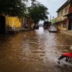 Fuertes lluvias causan inundaciones en la zona comercial de El Banco