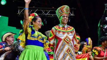 La gestora cultural Etilvia Meza Ramos y el bailarín Giovanni Barandica Graciani, los Grandes Lanceros 2022-2023