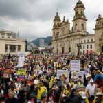 Personas participan hoy de una jornada de protesta contra el Gobierno de Gustavo Petro, en la Plaza de Bolívar en Bogotá (Colombia). EFE/Carlos Ortega

