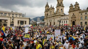 Personas participan hoy de una jornada de protesta contra el Gobierno de Gustavo Petro, en la Plaza de Bolívar en Bogotá (Colombia). EFE/Carlos Ortega
