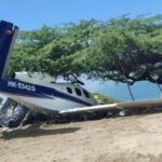 Niño de 5 años murió arrollado por un avión que se salió de la pista en Santa Marta y terminó en una playa.