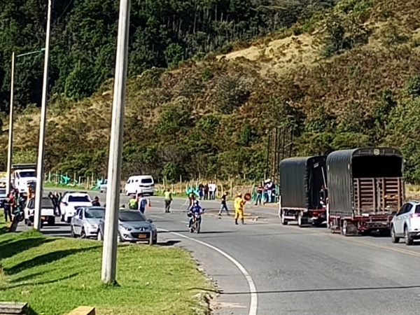 Siniestro fatal en vía a Buesaco: motorista chocó contra vehículo y habría un fallecido