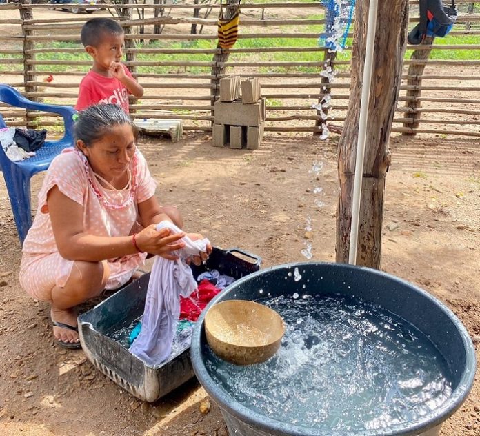 Con servicio de agua las 24 horas del día, cuenta la comunidad indígena de Urapá, ubicada en el municipio de Albania, quien adelantó la rehabilitación de un pozo, el desarrollo de un sistema de bombeo y la construcción de dos hidroxilos que beneficiarán 15 viviendas.