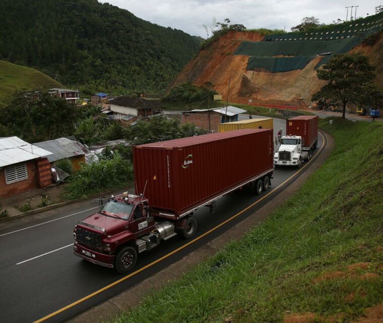 Reabren la vía Buga - Buenaventura después de cuatro días de cierre por derrumbe