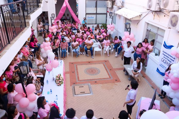 Aspecto de la conmemoración del Día Internacional de la lucha contra el cáncer de mama, que realizó la administración de Riohacha.