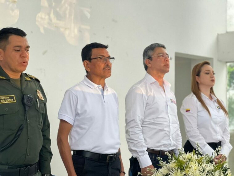 Se encuentra en la imagen el Director Seccional Atlántico, Dr. Justino Hernández Murcia, el Alcalde del municipio, la Asesora de Atención al Usuario y el Comandante de la Policía de Tubará, en la ceremonia de inauguración del Punto de Atención de la Fiscalía General de la Nación en el municipio de Tubará.