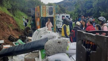 Trágico accidente en vía Pasto- Buesaco, chiva se volcó, hay varios heridos y habría un fallecido