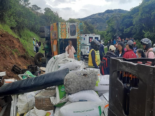 Trágico accidente en vía Pasto- Buesaco, chiva se volcó, hay varios heridos y habría un fallecido